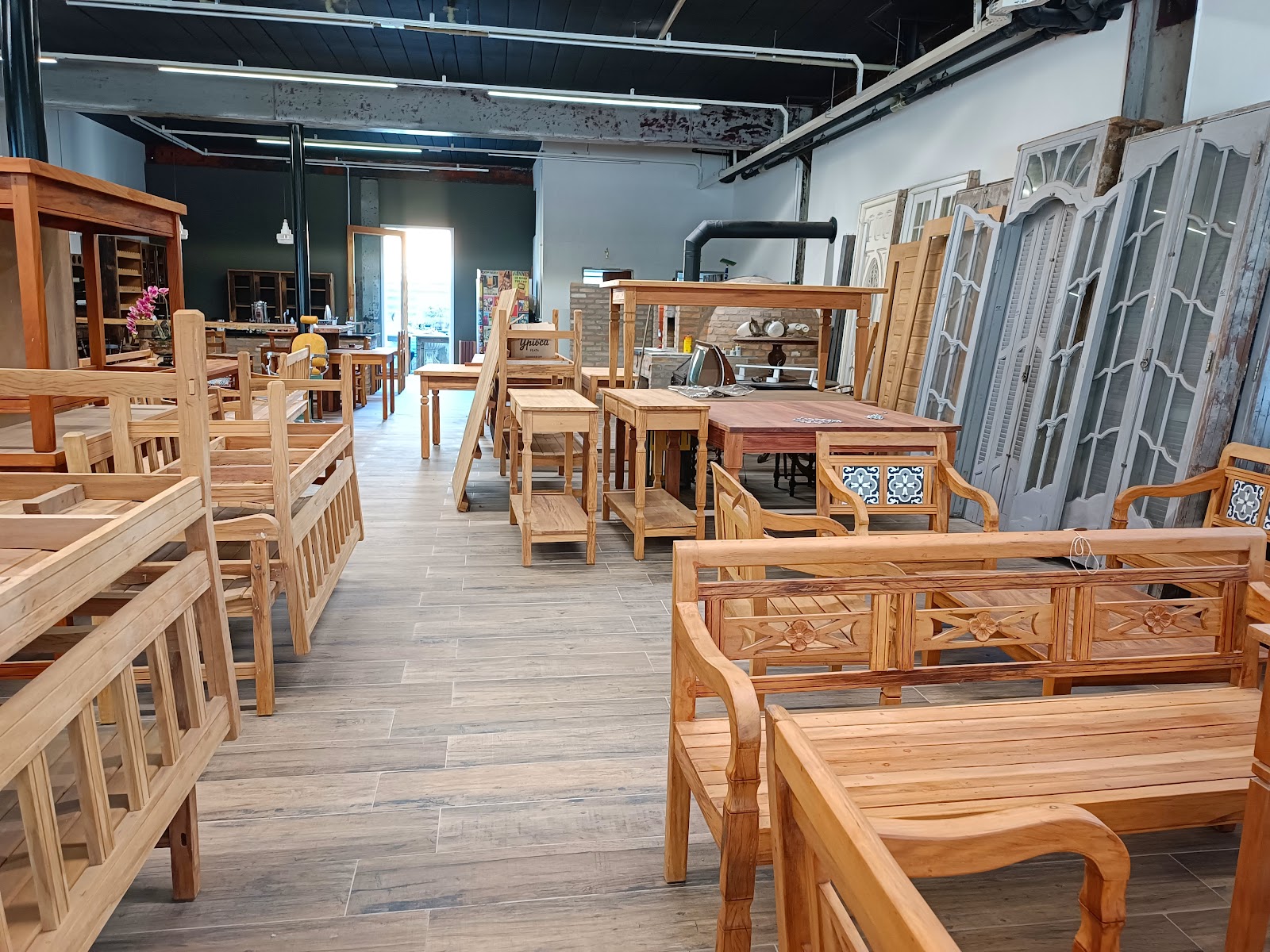 Portas, painéis e móveis expostos na loja AnaLu