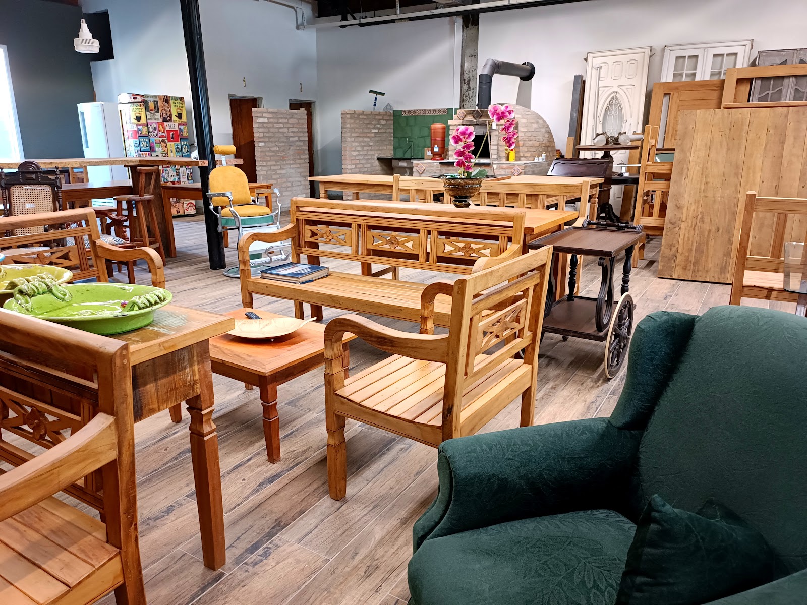 Móveis e peças decorativas no interior da loja AnaLu